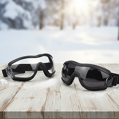 Lunettes pour chien sur table