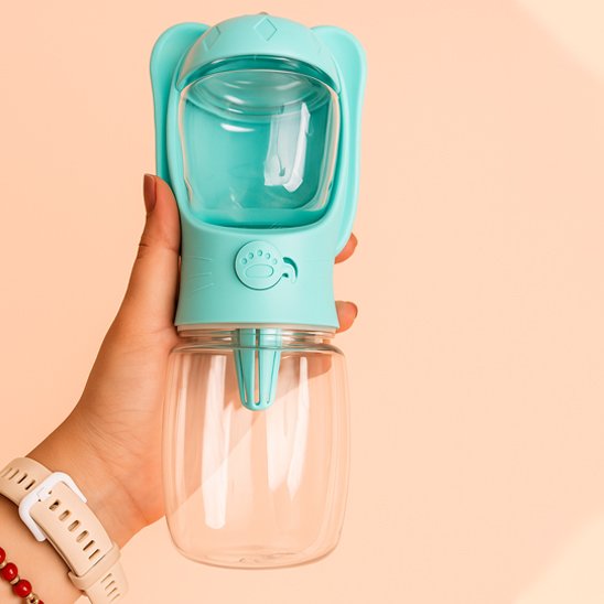 main tient Gourde pour chien​