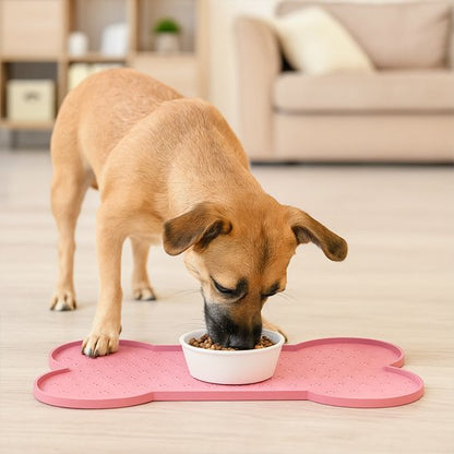 malinois mange sur Tapis gamelle pour Chien rose dans sejour