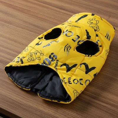 Manteau chien jaune sur table