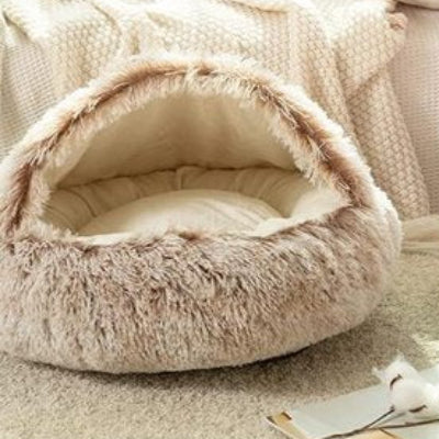 Panier chien rose sur moquette