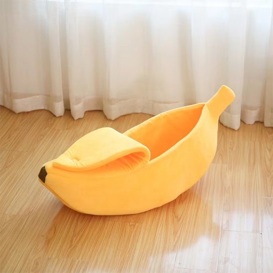 Panier chien en forme de banane sur sol de bois 