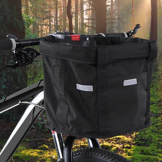 Panier velo chien monte sur velo en foret