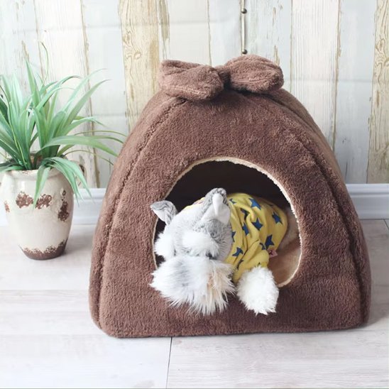peluche dans niche pour chien brune