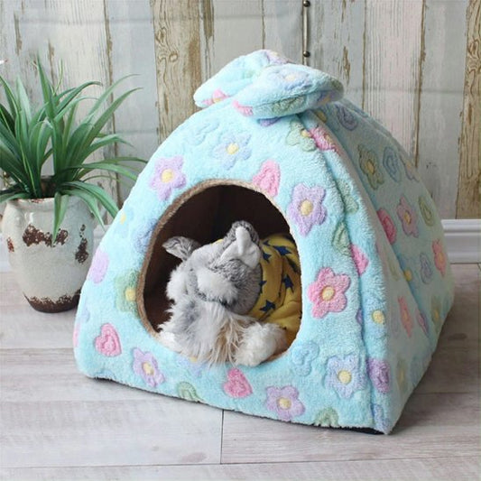 peluche dans niche pour chien fleurs