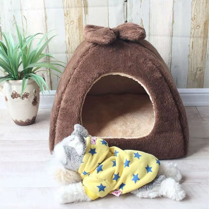 peluche en avanr de niche pour chien 