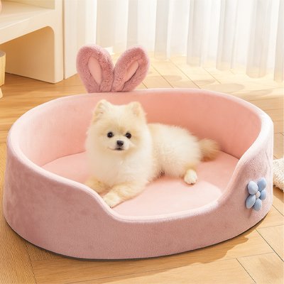 pomeranien couche dans Panier pour Chien sur sol de bois