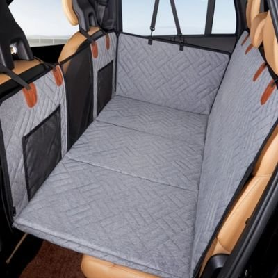 Protection voiture chien​ grise sur banquette arrière