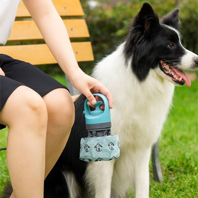 Ramasse crotte chien​ tenu par femme près de aussie