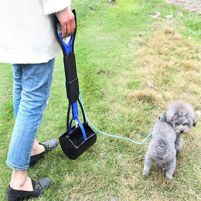 ramasse crottes pour chien tenu par main femme avec caniche