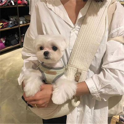 shizu blanc dans sac de transport pour chien blanc avec dame en blanc