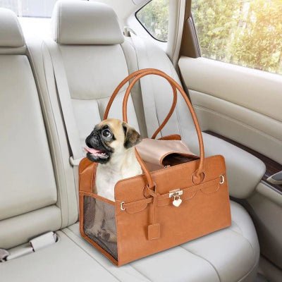 chien- pug dans sac de transport pour chien brun sur banquette arriere de voiture