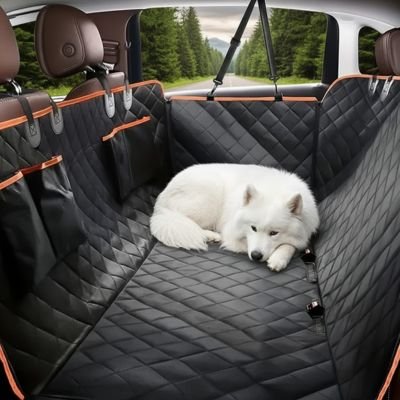 samoyède couché sur banquette arrière couverte de Protection voiture chien​