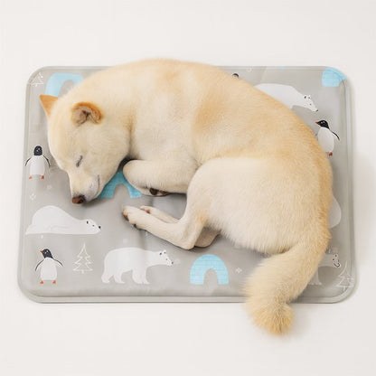 shiba inu blanc dort sur Tapis rafraichissant pour chien sur fond blanc