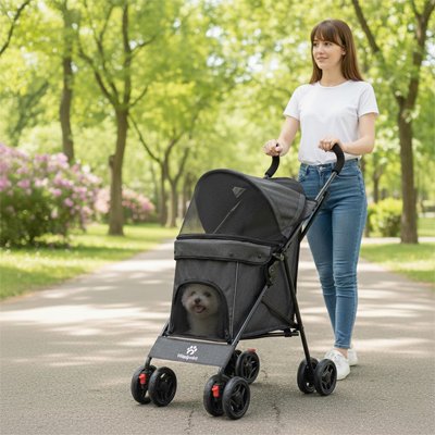 shihtzu blanc couché dans Poussette pour chien noire poussée par jeune femme dans parc
