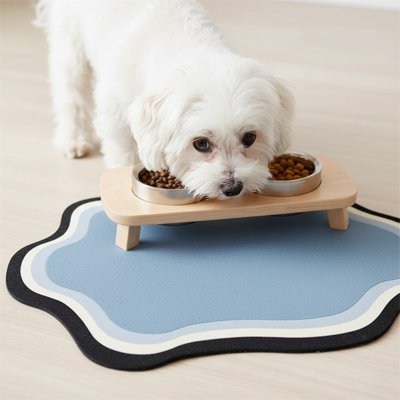 shihtzu en train de manger de Tapis absorbant gamelle chien​ bleu