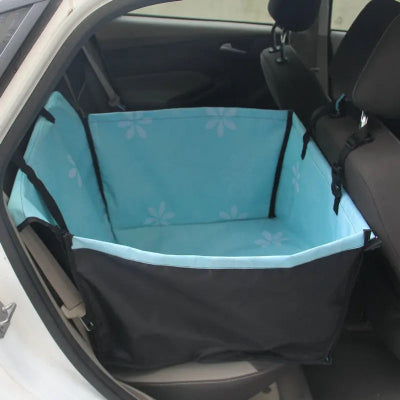siège auto chien bleu sur banquette de voiture