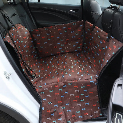 siège auto chien accroché aux banquettes de vehicule