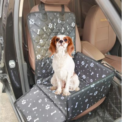 epagneuil dans siège auto chien gris imprimé sur banquette de voiture