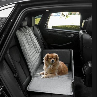 pomeranien couché dans siège auto chien gris sur banquette arriere de voiture