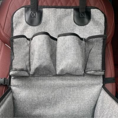 Siege auto pour chien sur banquette rouge