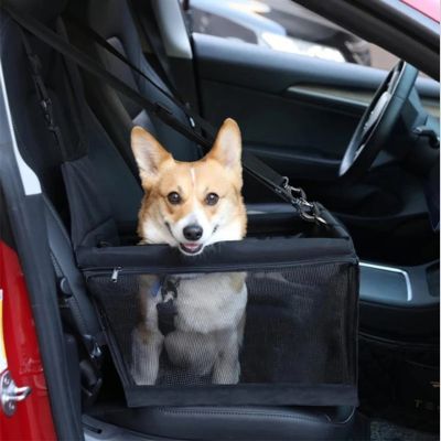 corgi assis dans siège auto pour chien noir sur banquette avant