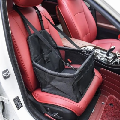 siège auto pour chien noir sur banquette avant rouge