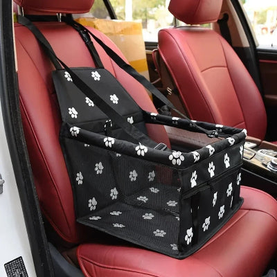 siège auto pour chien noir imprimé sur banquette avant rouge