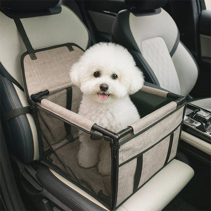 caniche blanc assis dans Siège auto pour chiens café