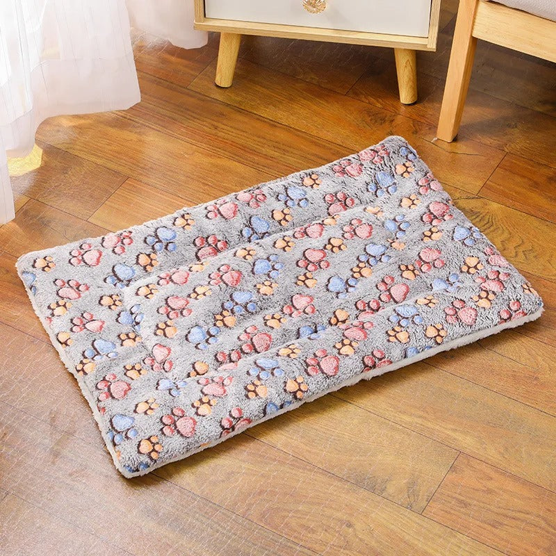 tapis chien motif empreintes sur sol