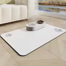 tapis gamelle chien sur plancher  dans salon