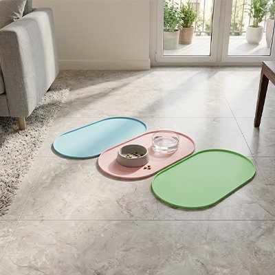 Tapis gamelle sur plancher blanc
