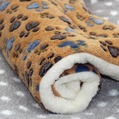 tapis pour chien roulé sur plancher