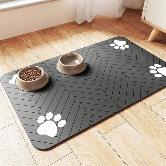 Tapis pour gamelle chien au sol avec 2 bols blancs
