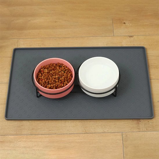 Tapis pour gamelle Chien sur sol