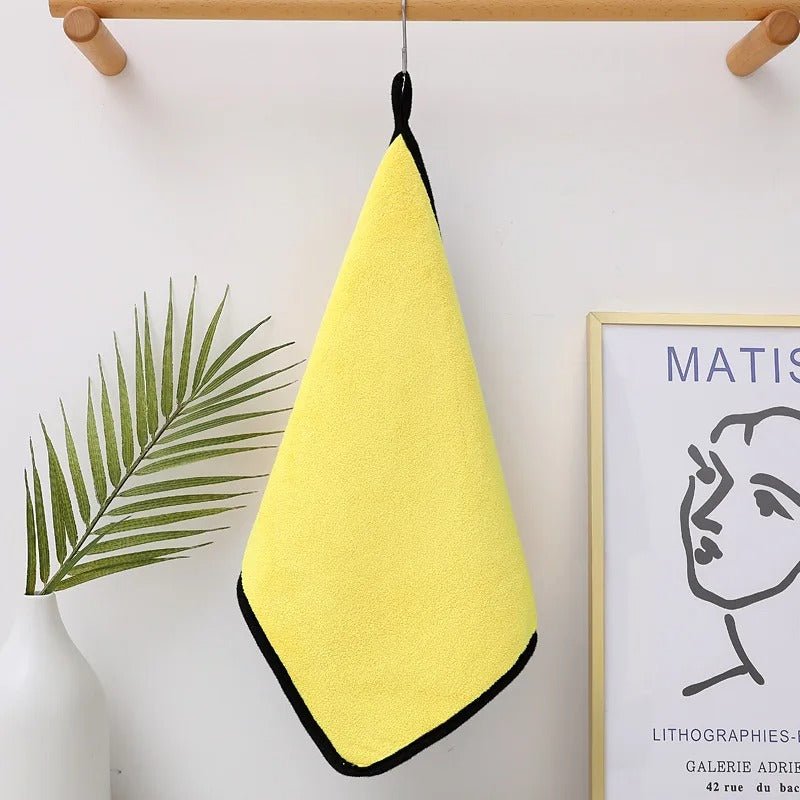 Serviette pour chien jaune suspendue