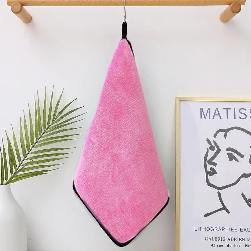 Serviette pour chien rose suspendue